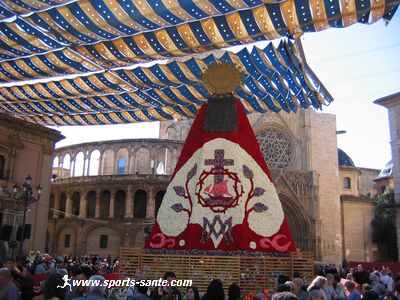 Photo des fleurs couvrant le manteau de la vierge aux Fallas de Valence